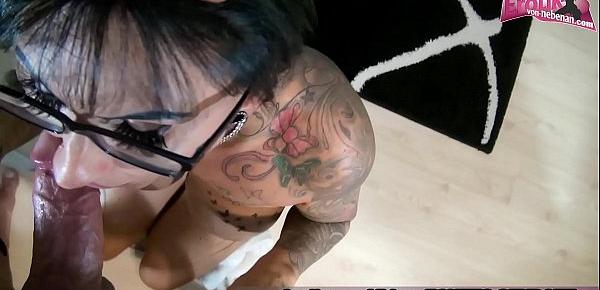  Deutsche Hausfrau mit tattoos und monster titten wird brutal in den Mund gefickt
